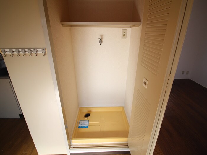 物件内観写真8　(洗濯機置場)