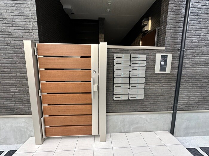 物件外観写真3　(エントランス部分)