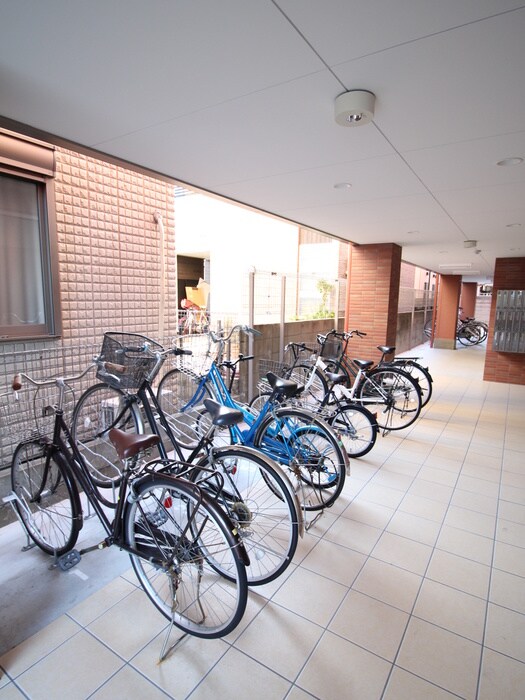 物件外観写真4　(駐輪場)