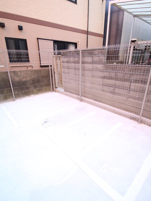 物件外観写真5　(バイク置き場)