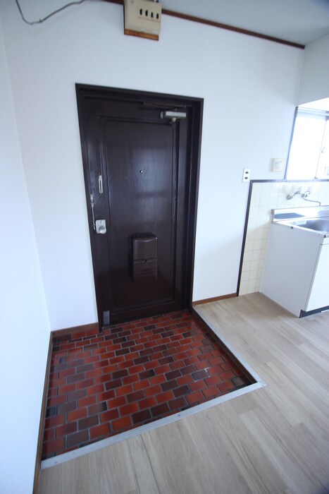 物件内観写真2　(玄関)