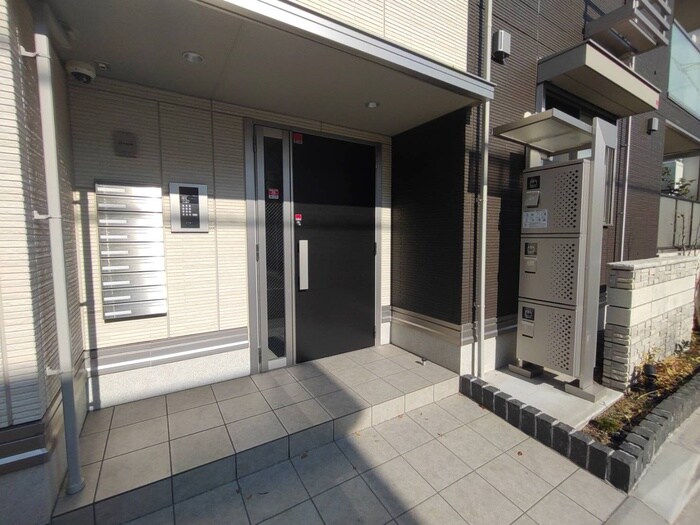 物件外観写真4　(エントランス部分)
