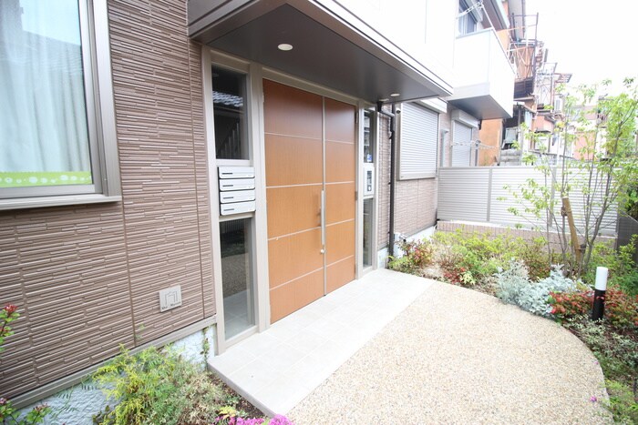 物件外観写真3　(エントランス部分)