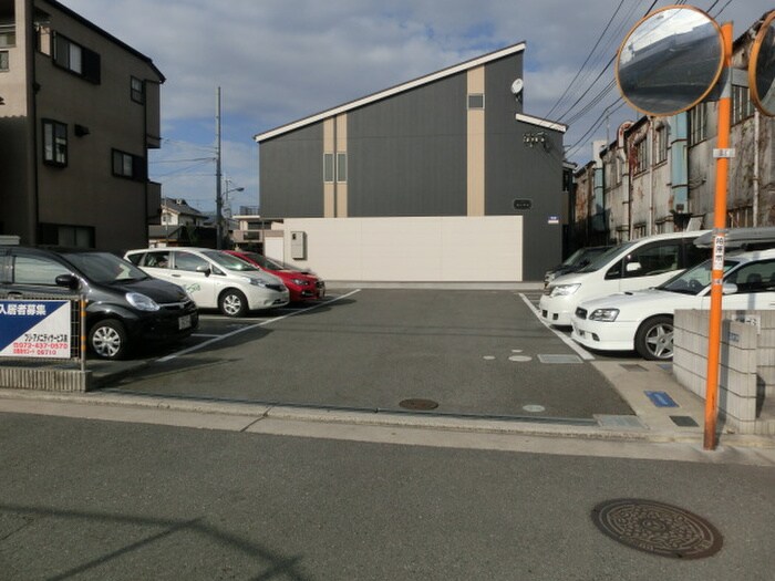 物件外観写真2　(駐車場)