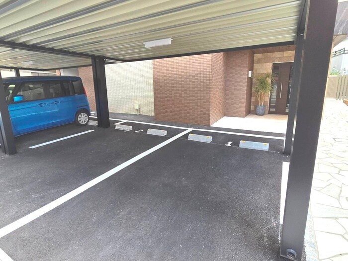 物件外観写真3　(駐車場)