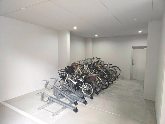 物件外観写真4　(駐輪場)