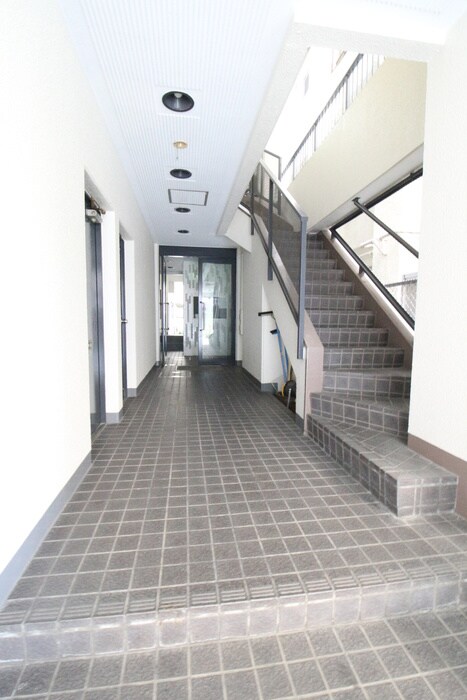 物件外観写真2　(エントランス部分)