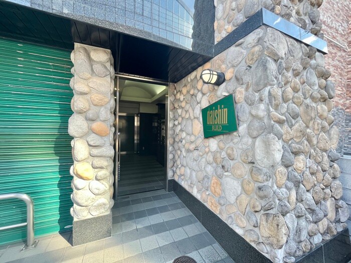 物件外観写真2　(エントランス部分)