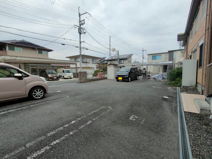 物件外観写真3　(駐車場)