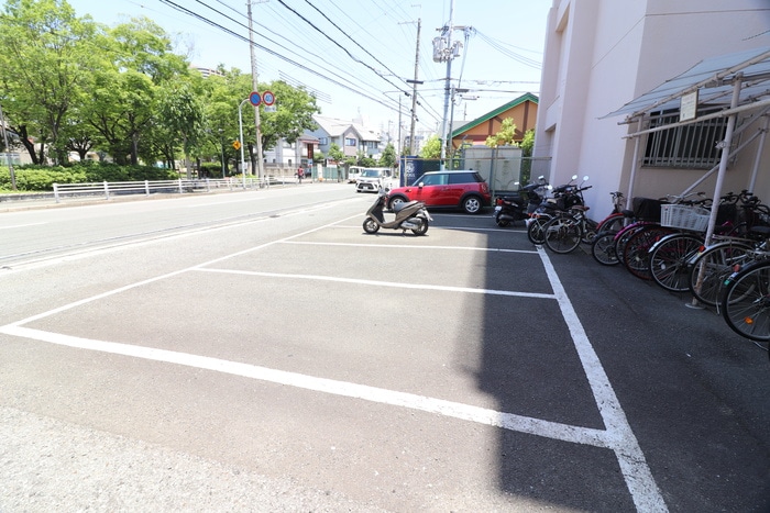 物件外観写真5　(駐車場)