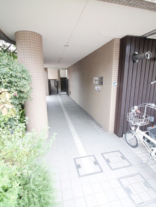 物件外観写真2　(エントランス部分)