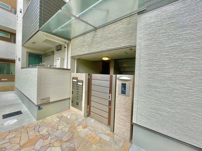 物件外観写真6　(エントランス部分)