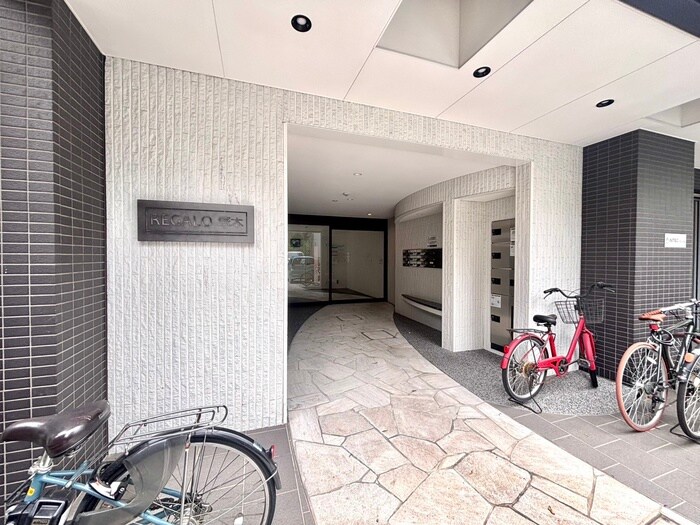 物件外観写真2　(エントランス部分)