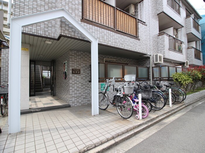 物件外観写真2　(エントランス部分)