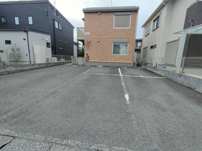 物件外観写真4　(駐車場)