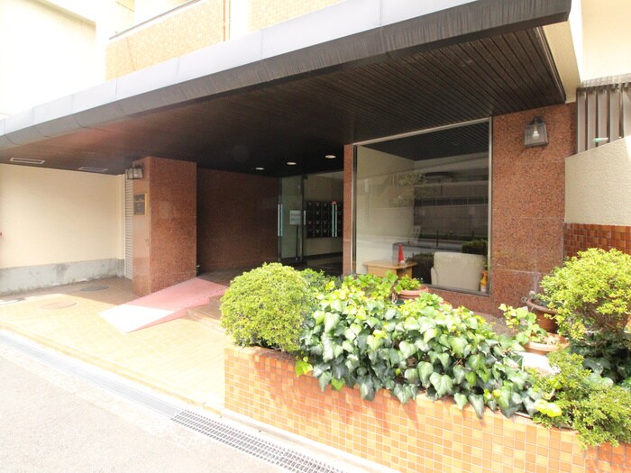 物件外観写真4　(エントランス部分)