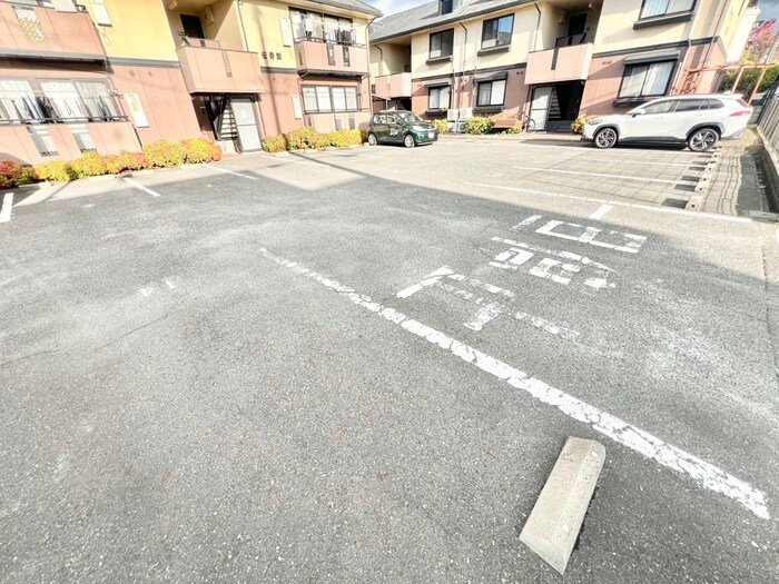 物件外観写真2　(駐車場)