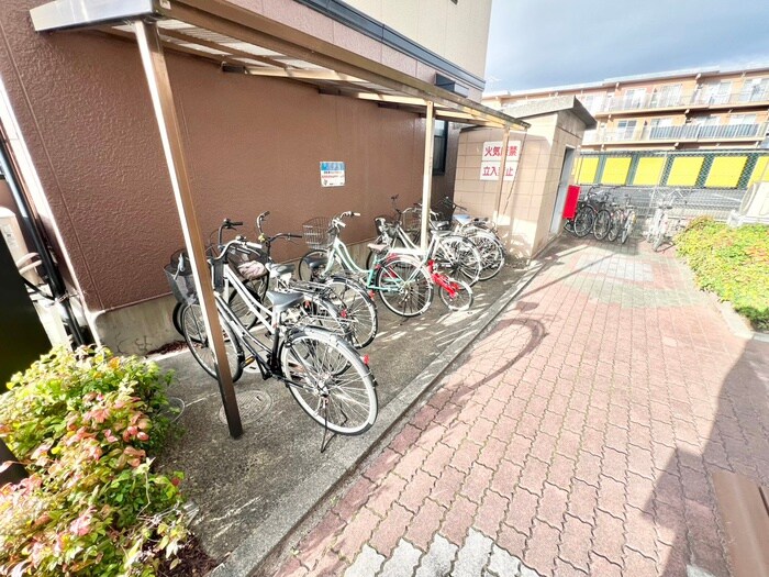 物件外観写真4　(駐輪場)
