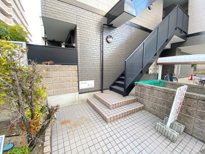 物件外観写真3　(エントランス部分)