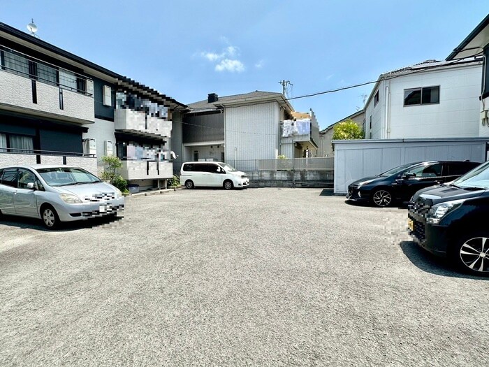 物件外観写真3　(駐車場)