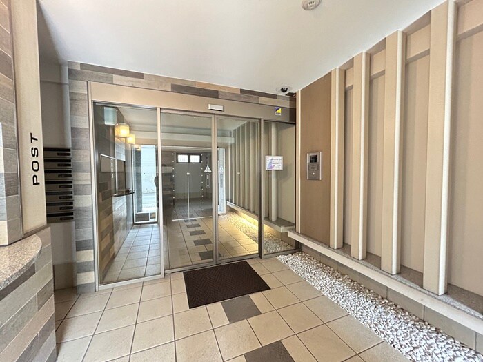 物件外観写真2　(エントランス部分)