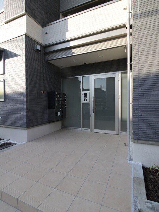 物件外観写真3　(エントランス部分)