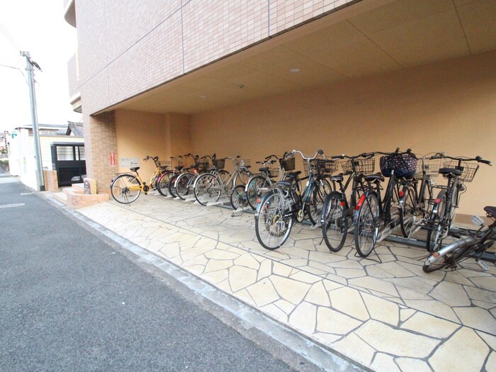 物件外観写真4　(駐輪場)