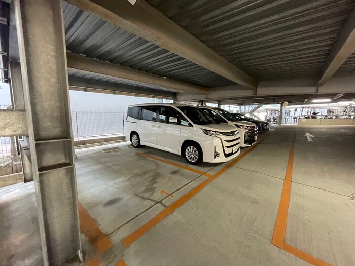物件外観写真5　(駐車場)