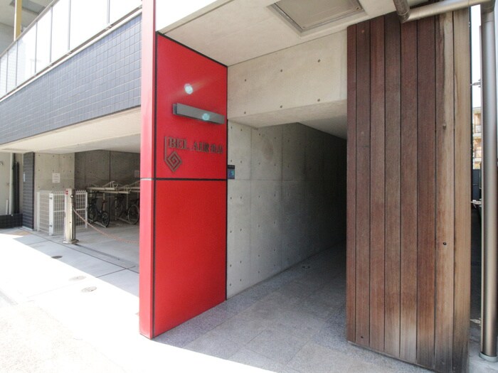 物件外観写真3　(エントランス部分)