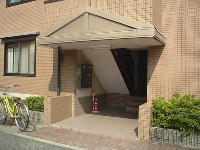物件外観写真6　(エントランス部分)