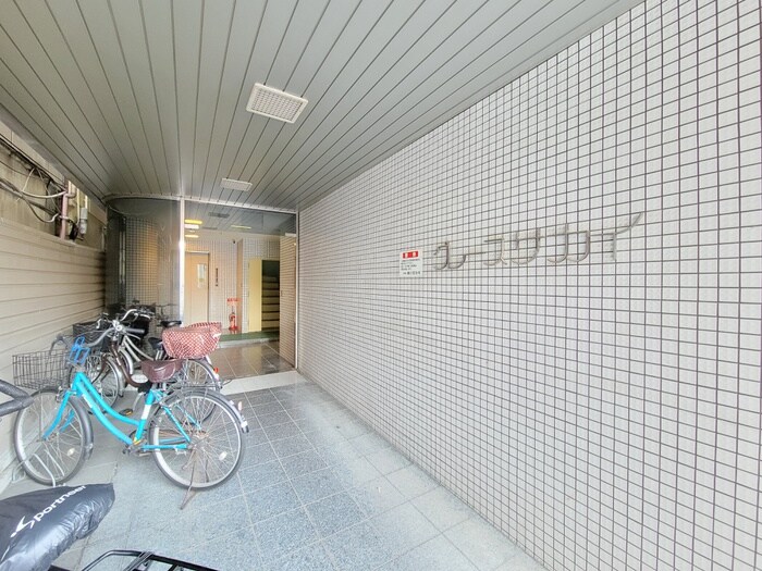 物件外観写真3　(エントランス部分)