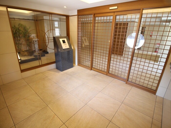 物件外観写真2　(エントランス部分)