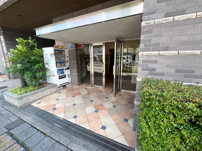 物件外観写真2　(エントランス部分)