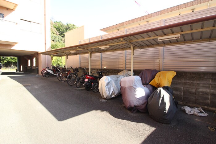 物件外観写真4　(バイク置き場)
