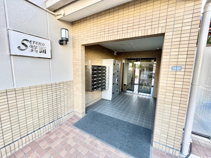 物件外観写真2　(エントランス部分)