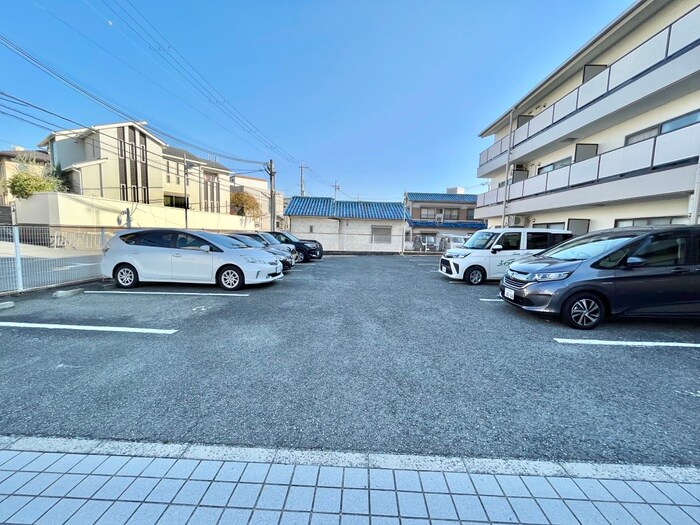 物件外観写真6　(駐車場)
