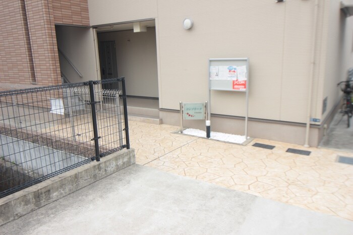 物件外観写真4　(エントランス部分)