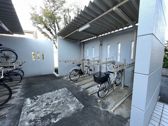 物件外観写真4　(駐輪場)