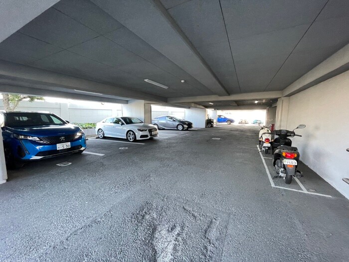 物件外観写真5　(駐車場)