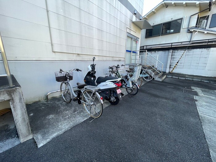 物件外観写真6　(バイク置き場)