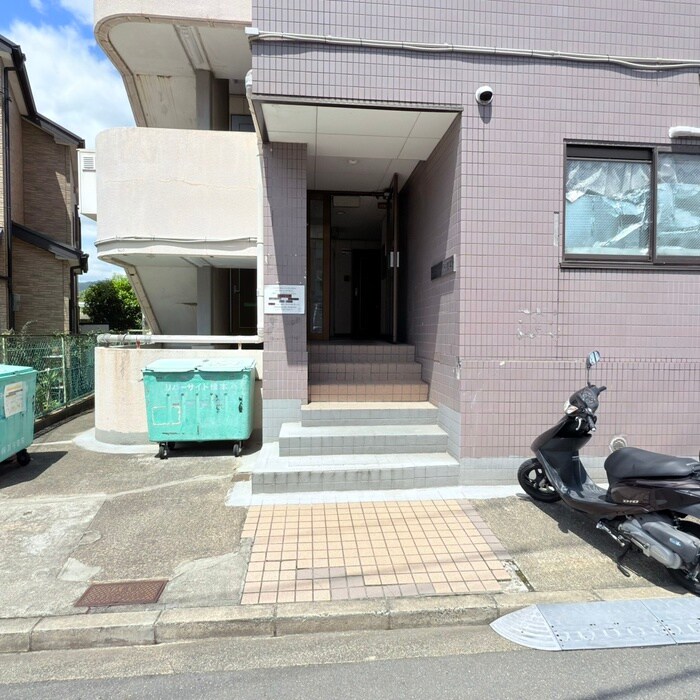 物件外観写真6　(エントランス部分)