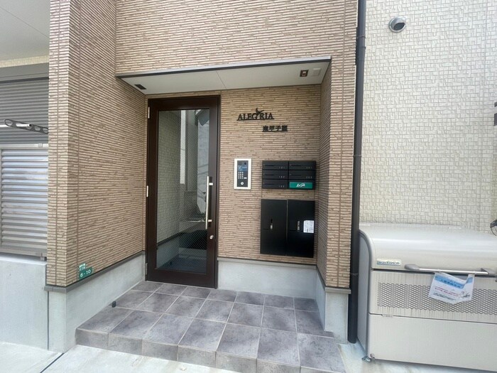 物件外観写真2　(エントランス部分)