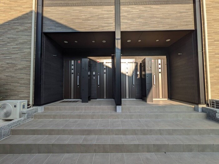 物件外観写真3　(エントランス部分)