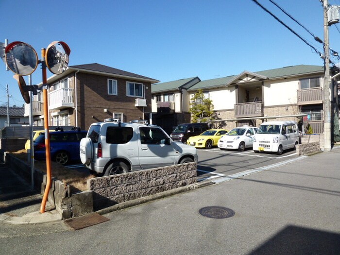 物件外観写真4　(駐車場)