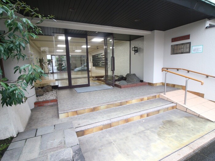 物件外観写真2　(エントランス部分)