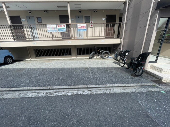 物件外観写真5　(駐車場)