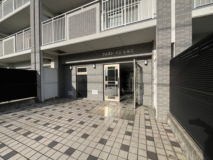 物件外観写真4　(エントランス部分)