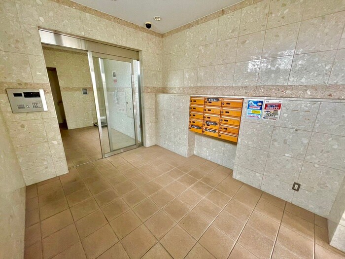 物件外観写真5　(エントランス部分)