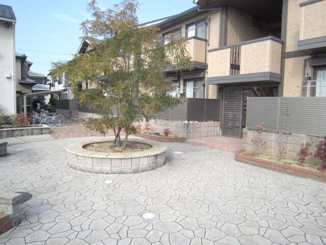 物件外観写真2　(エントランス部分)