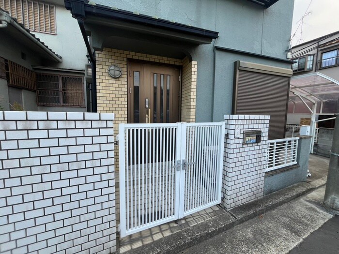 物件外観写真2　(エントランス部分)